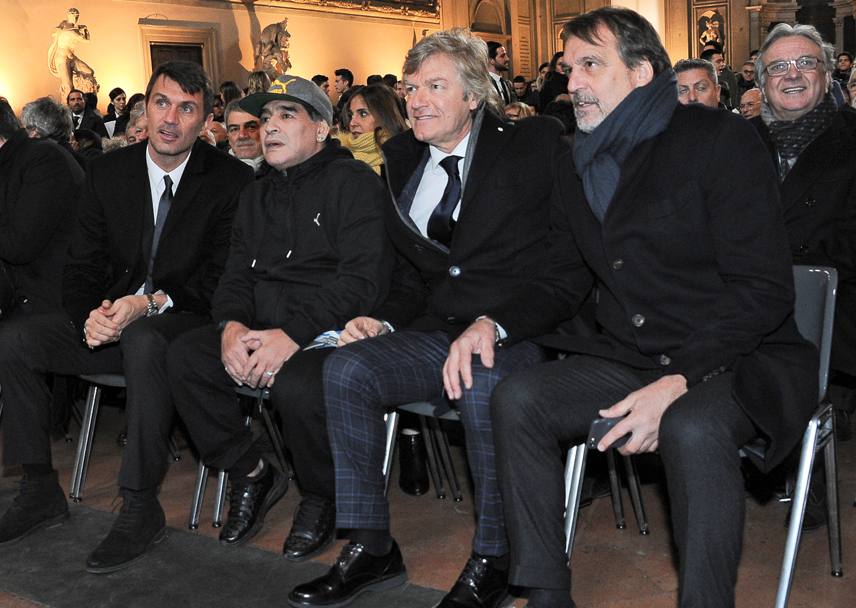Maradona con Paolo Maldini, Giancarlo Antognoni e Marco Tardelli durante la cerimonia tenutasi a Firenze, a Palazzo Vecchio. 